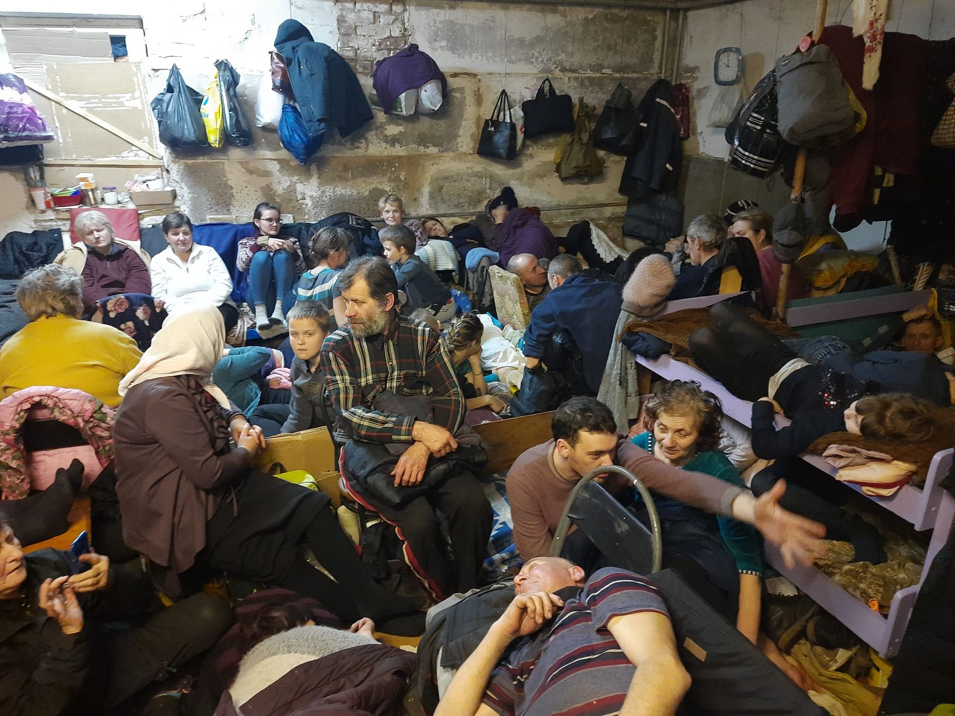 Люди в підвалі в селі Ягідне