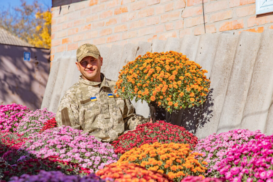 Ветеран АТО Віктор, вирощує хризантеми