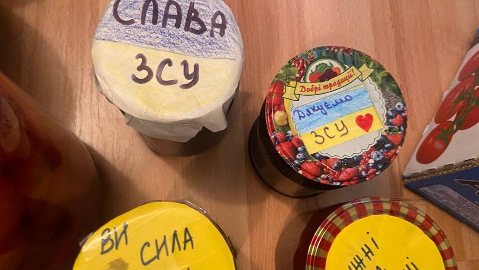 На Полтавщині волонтерки передали більше 300 банок консервації для ЗСУ