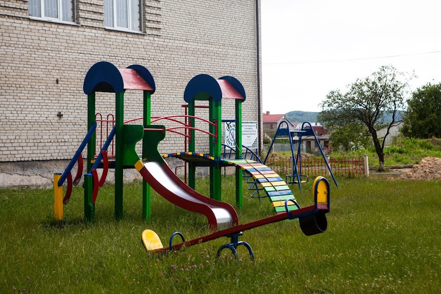 У селі Зоря Труда Визирської ОТГ облаштовують дитячий майданчик