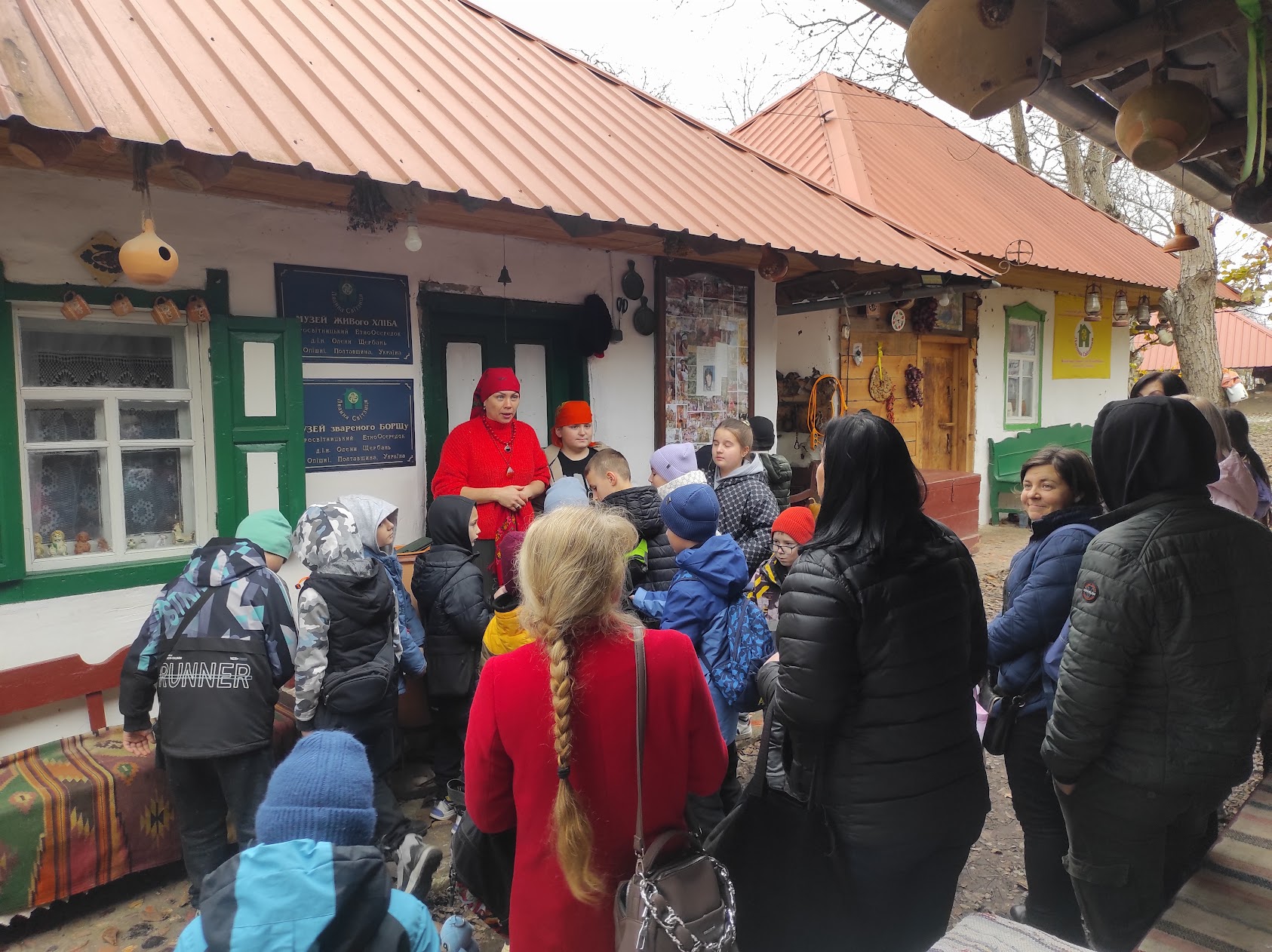 Діти в садибі в Опішні