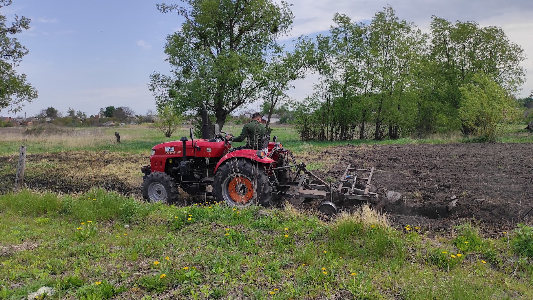Оранка городу міні-трактором