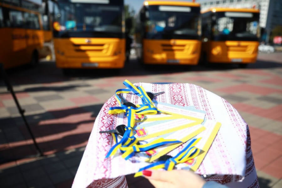 Громади Запорізької області отримали п’ять шкільних автобусів