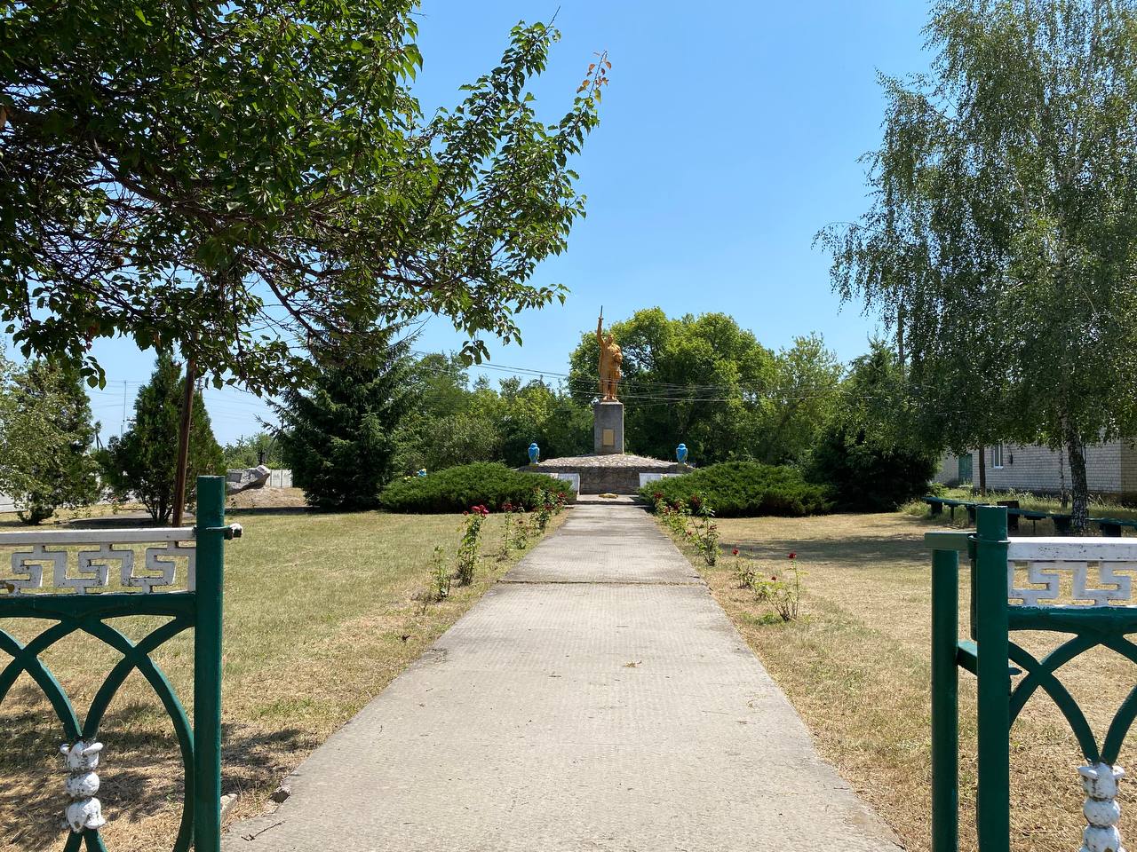 Пам'ятник у селі Канави