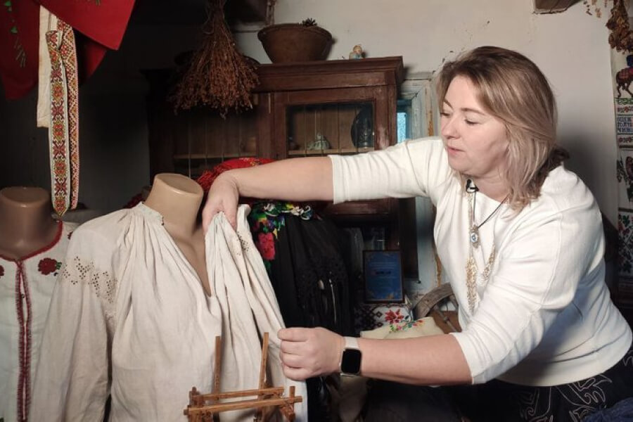 Марія Маладика, реставрує бабусину столітню хату