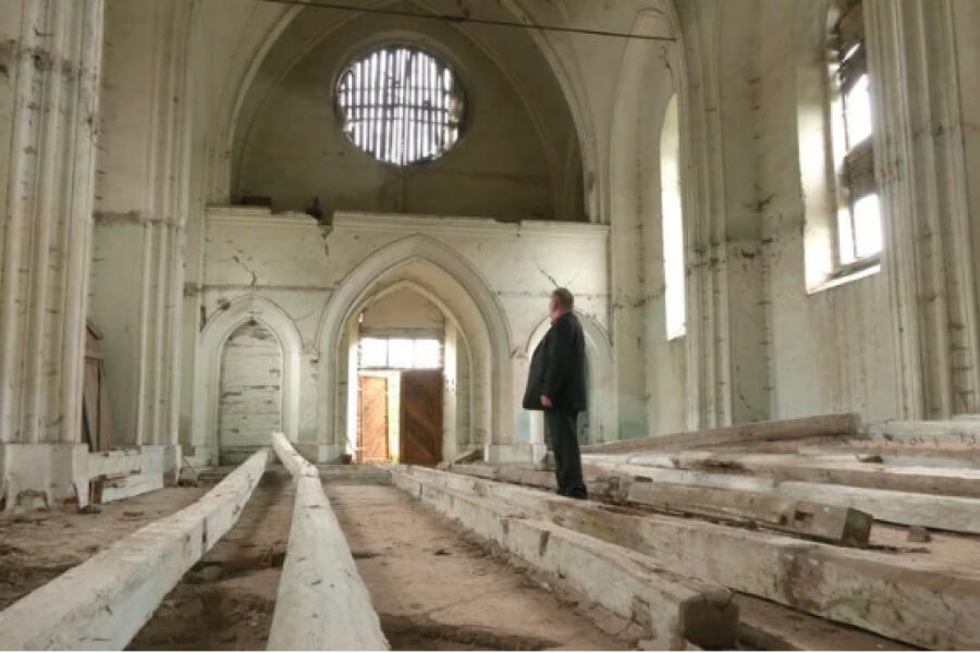 Лікар з села Поділля відбудовує столітній костел