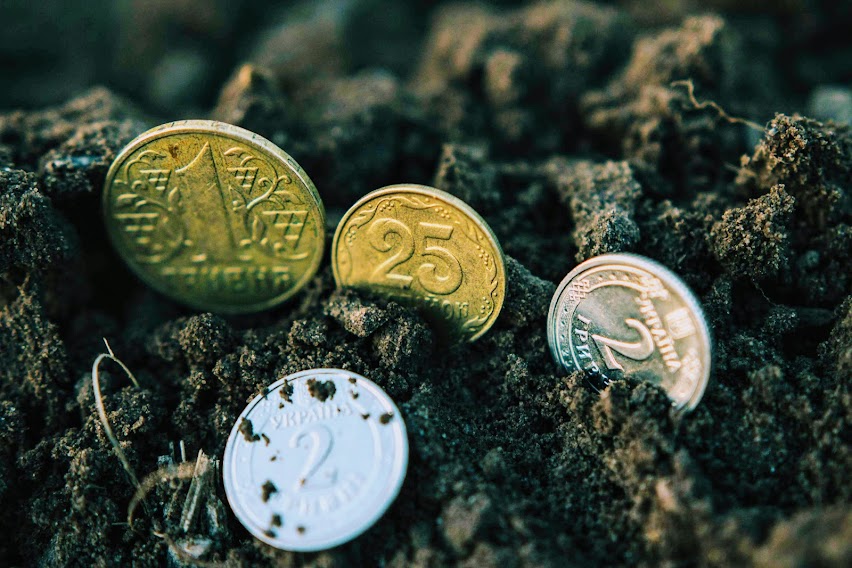 Монети в землі