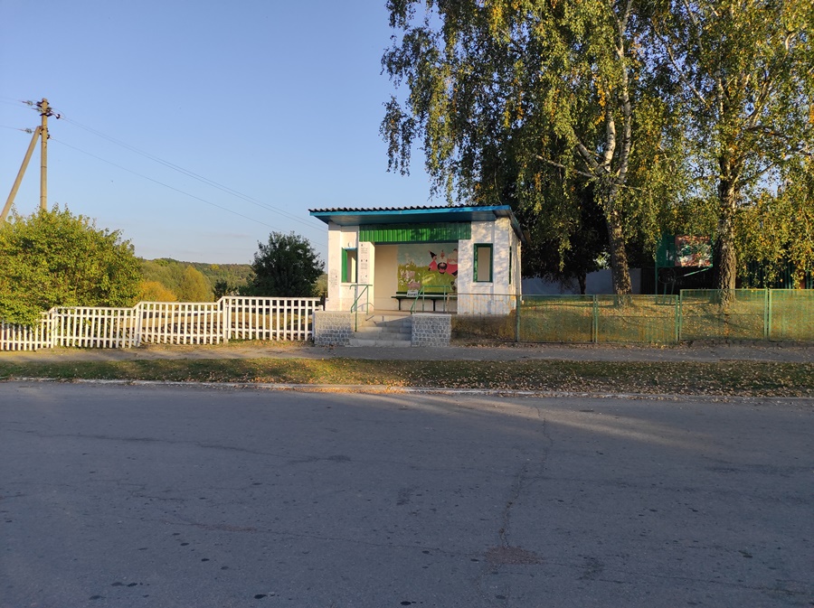 Автобусна зупинка в селі Коржі